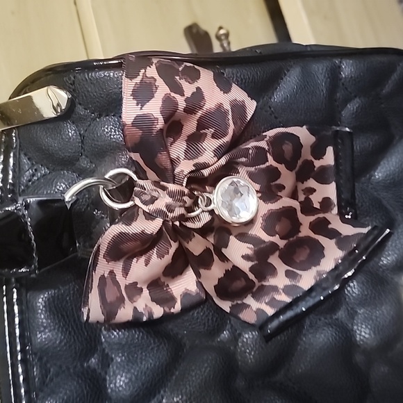 Betsy Johnson, Black Quilted Heart Pattern Handbag, Cheetah bow with Charm, Gold - Picture 4 of 7